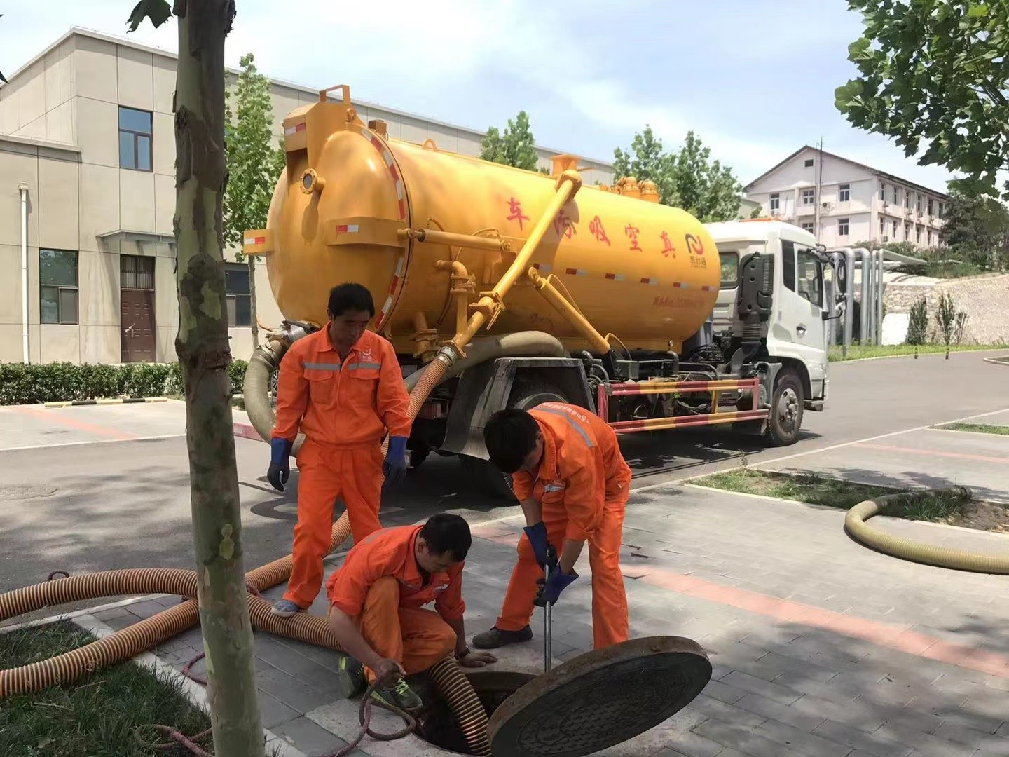 红星管道疏通车停在窨井附近