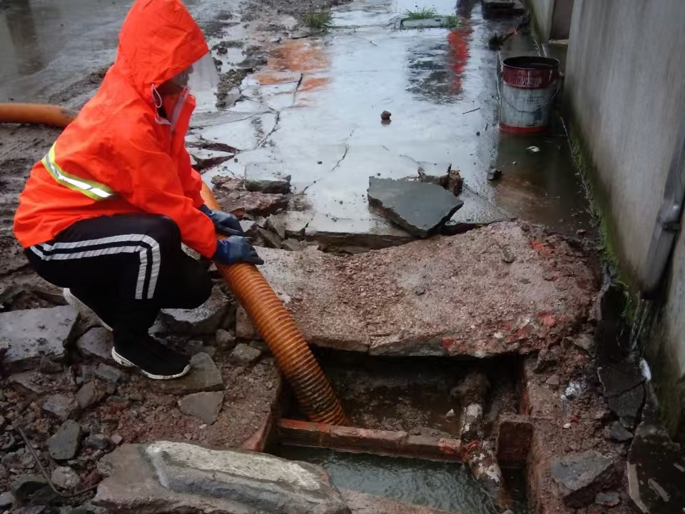 红星专业清理污水池 炜誉市政以规范流程守护城市 “肠道”