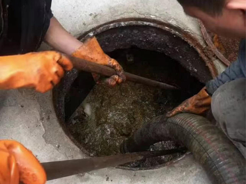 红星清理化粪池时如何避免沼气的危害?